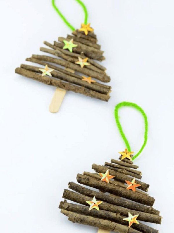 Ёлочная подвеска из маленьких деревянных веточек и палочек, собранных в форму ёлочки и украшенных маленькими блёстками и петелькой из нитки.