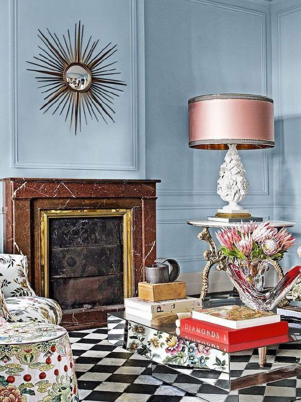 Интерьер в пастельных тонах с камином и мелкоузорчатым покрытием пола — вариант мягкого декоративного пола в ярко оформленной гостиной.