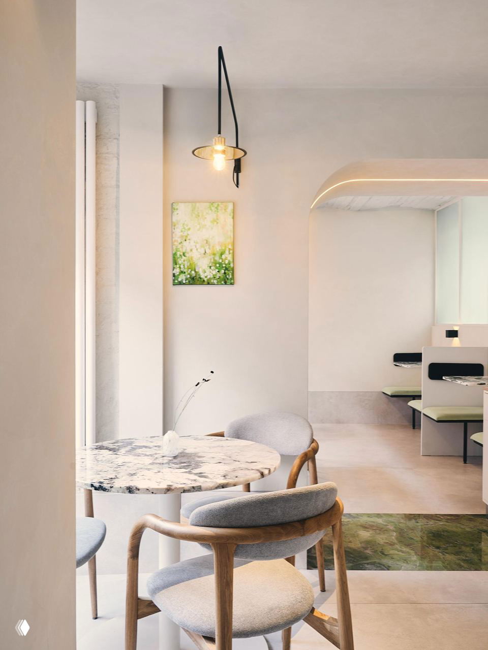 Уютный уголок ресторана с арочными проёмами, мягкими креслами, настенными светильниками и фрагментом декоративного панно в спокойной нейтральной палитре интерьера.