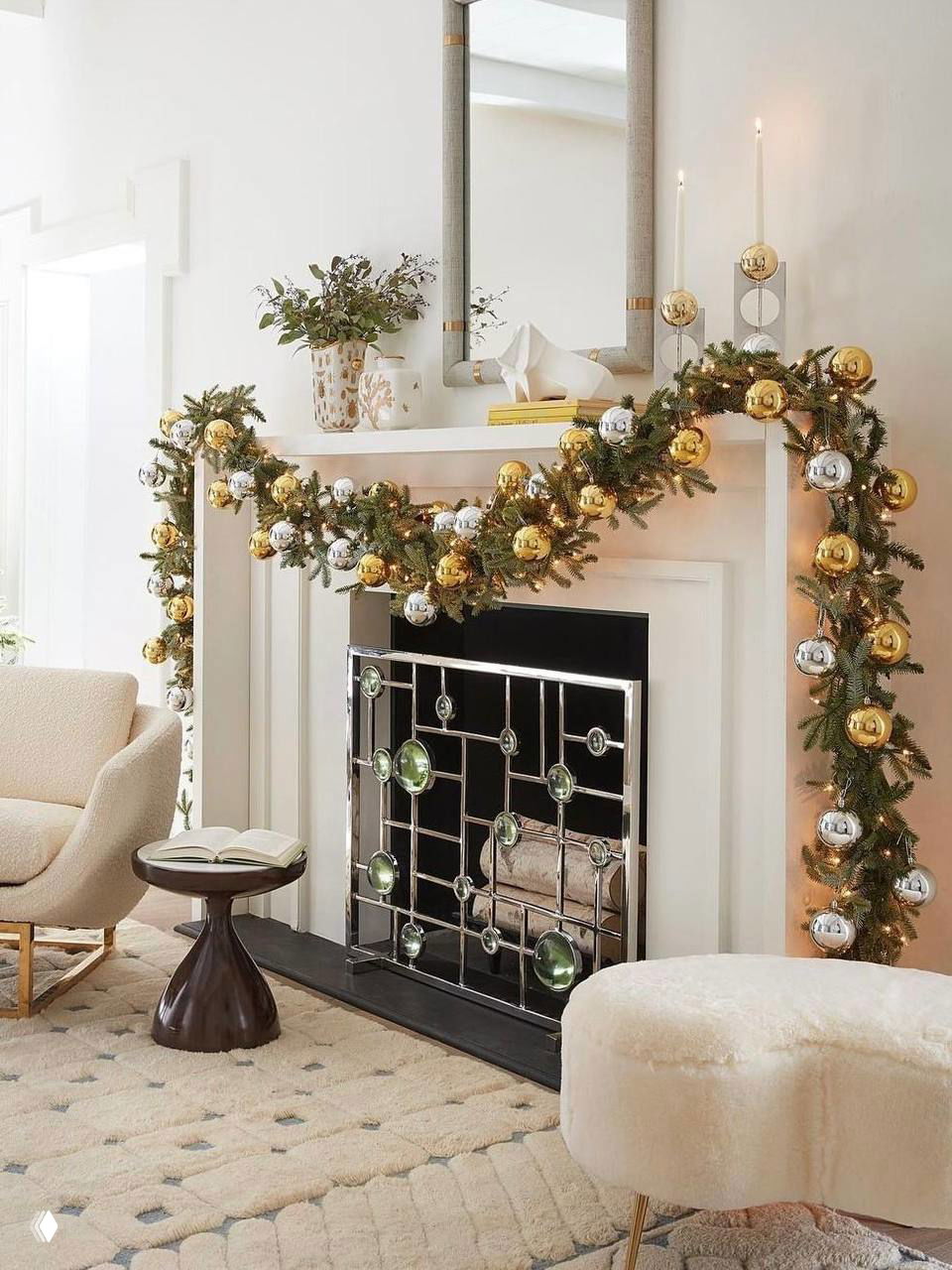 Контрастный акцент: ярко-розовые бумажные украшения и ветки эвкалипта на насыщенно-розовом фоне — современное цветовое решение для праздника без елки.