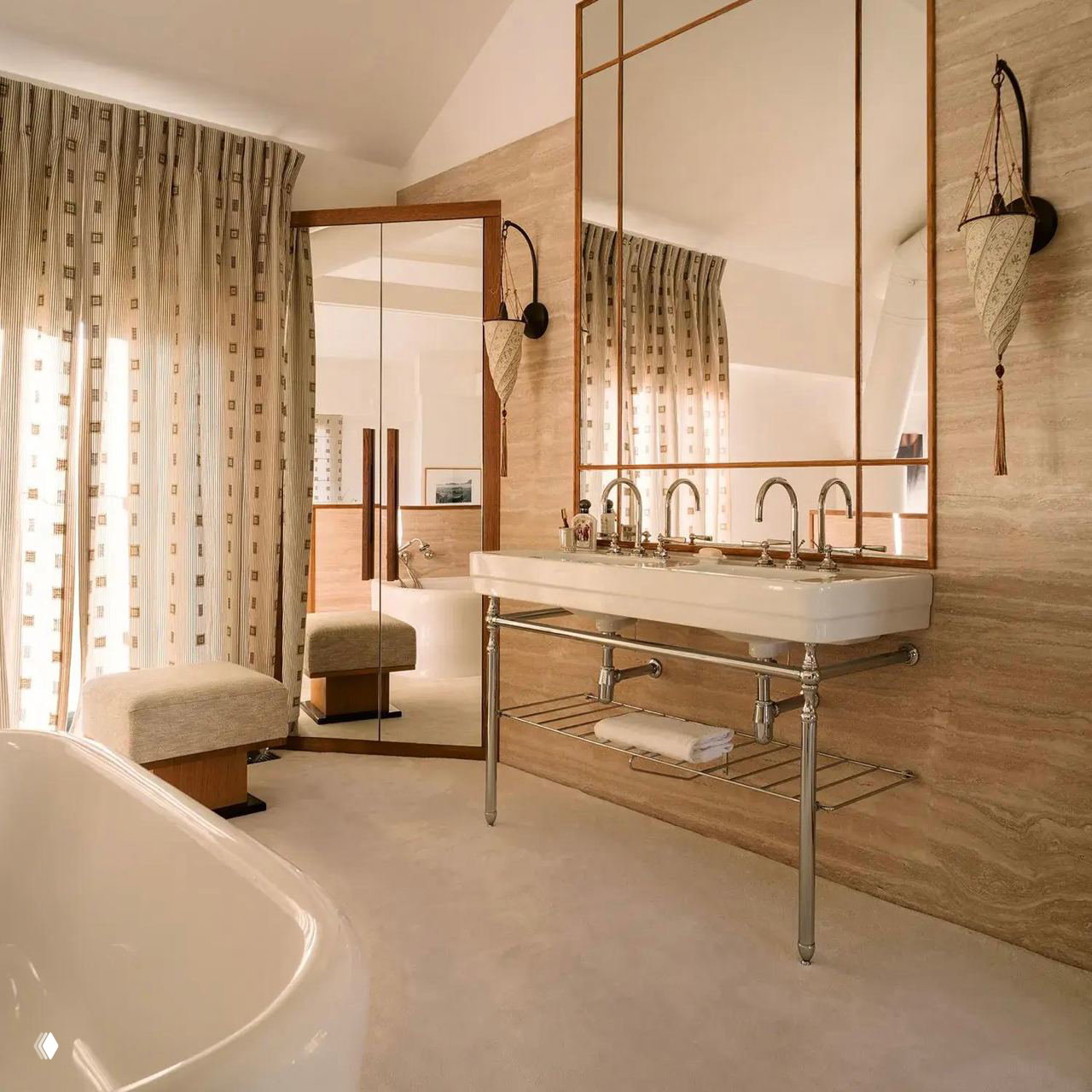 Интерьер со встроенной раковиной на металлическом каркасе, большим зеркалом и шторами — визуал спа-зоны рядом со спальной зоной в светлой палитре.