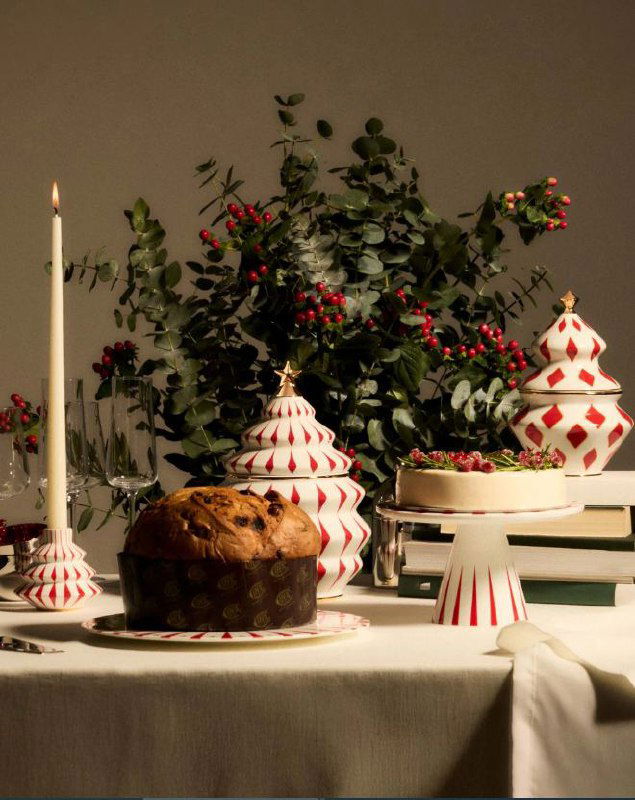 Стилизованный праздничный стол с тарелками и композициями из коллекции Alessi 2025/26 — акцент на сервировке и аксессуарах для стола.