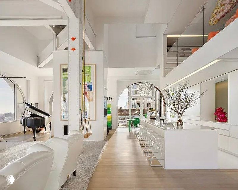 Интерьер-вид коридора и кухни пентхауса: открытая планировка, белая кухня с барной стойкой и скалодром с качелями на фоне галерейных окон.