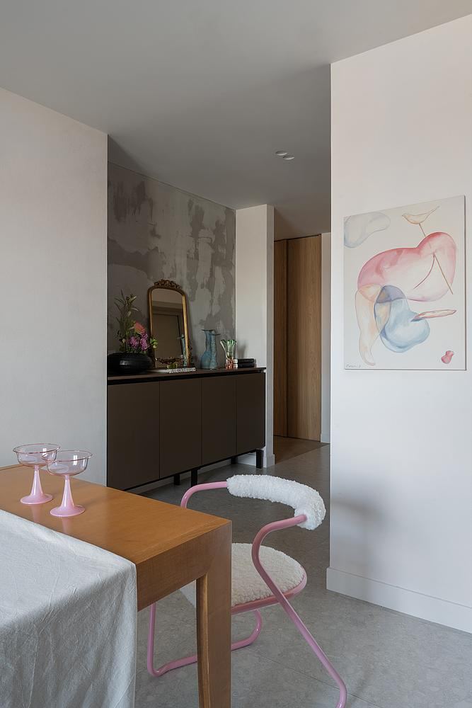 Интерьерная перспектива: деревянный стол, розовые стеклянные рюмки и изогнутые стулья с белой пушистой обивкой на нейтральном фоне коридора.