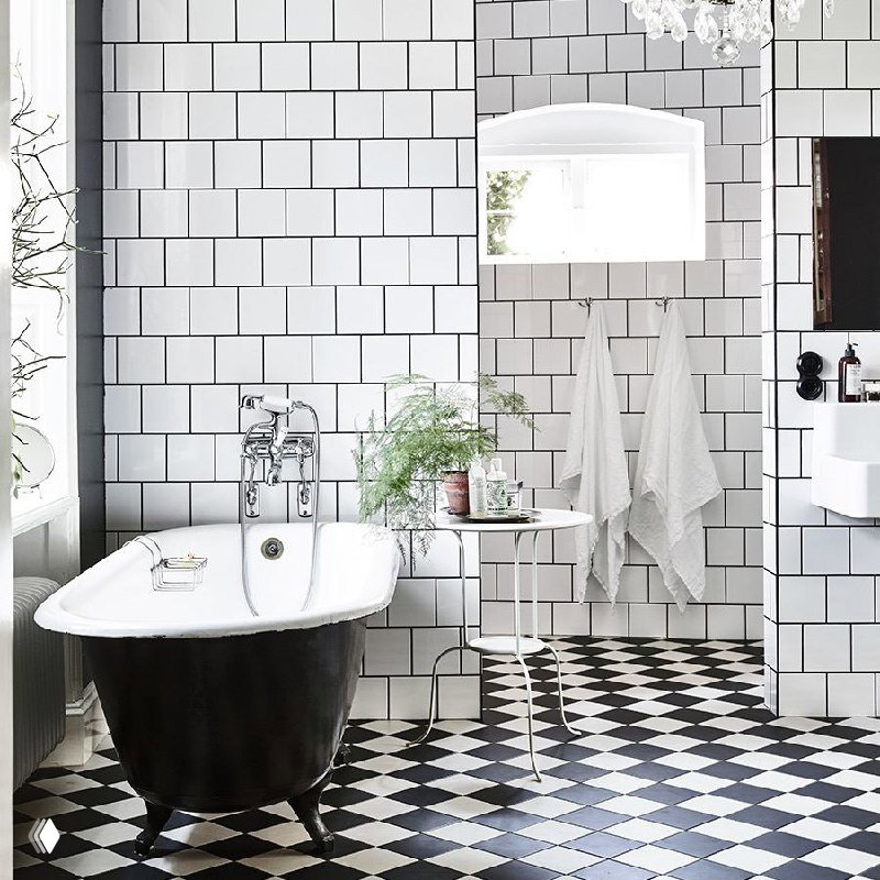 Ванная комната с чёрно‑белой шахматной плиткой и старинной ванной на ножках под мансардным окном; изображение содержит цифровые искажения.