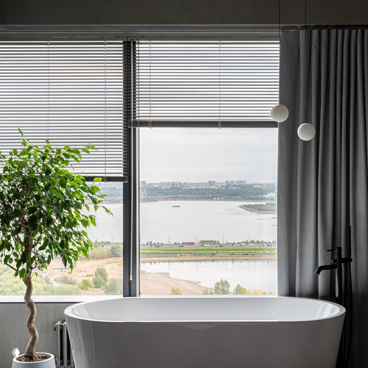 Светлая спальня с кроватью и ванной на подиуме возле панорамного окна, высокие потолки и текстиль подчёркивают атмосферу спа-номера.