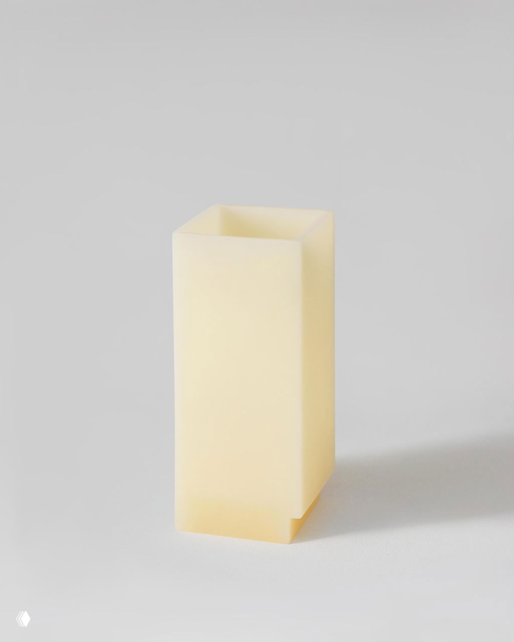 Небольшая вертикальная емкость‑элемент пастельного цвета из коллекции Tons на белом фоне: матовая смола или пластик, демонстрация модульного использования частей отдельно от тотема.