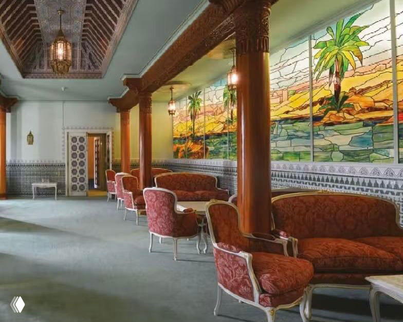 Спальня в восточном стиле с арочным проходом, драпировками, ретро-изголовьем и мягкой пастельной отделкой — одна из 17 спален замка