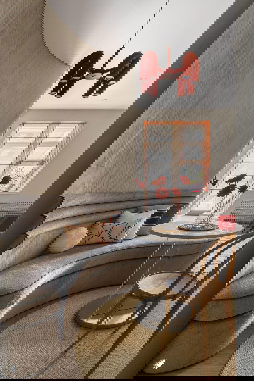 Необычная стена + диван: квартира 42 м² в Алма-Ате