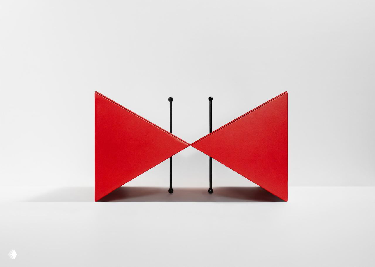 Симметричный вид: треугольные грани хлебницы «Зdobnitsa» и два чёрных стержня в центре — визуальная метафора баланса и опоры в дизайне.