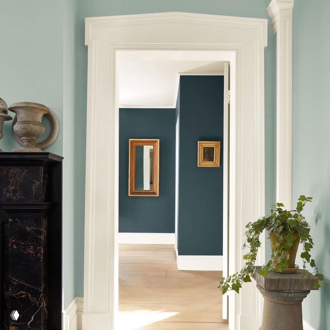 Интерьерный снимок: дверной проём и коридор, стены окрашены глубоким оттенком (Narragansett Green), в переднем плане светлые тона и декор.