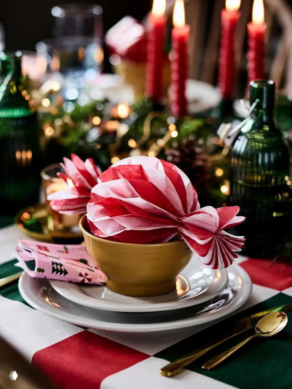 Мини-композиция: белая посуда, декоративная веточка с шишкой и подарочная этикетка — идея для декора каждого места за праздничным столом.