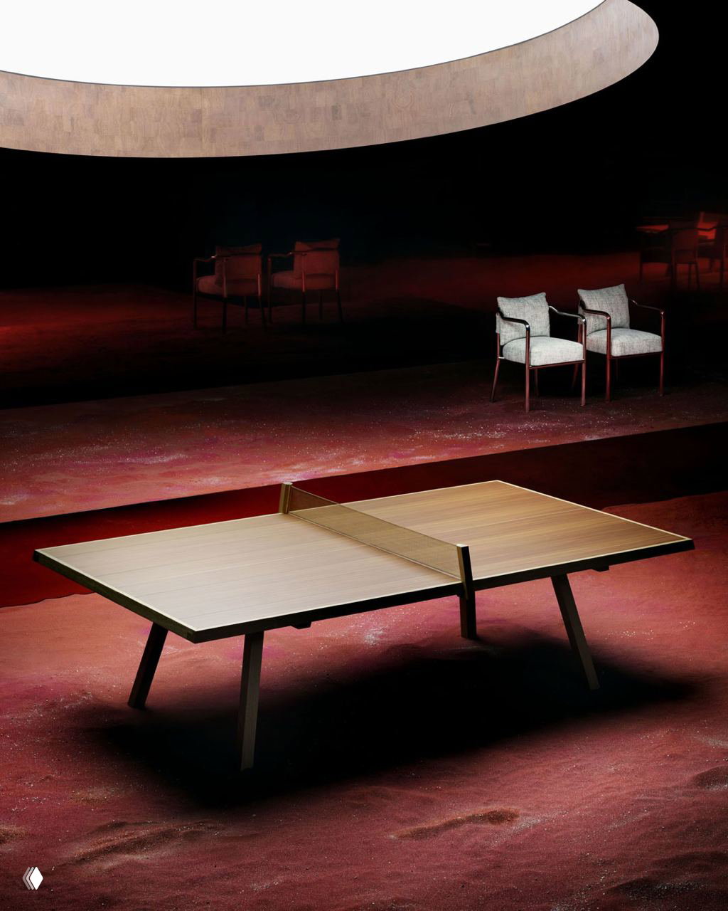 Деревянный стол с двойной столешницей и сеткой на фоне стульев и приглушенного освещения — демонстрация адаптивной модульной конструкции MTM.