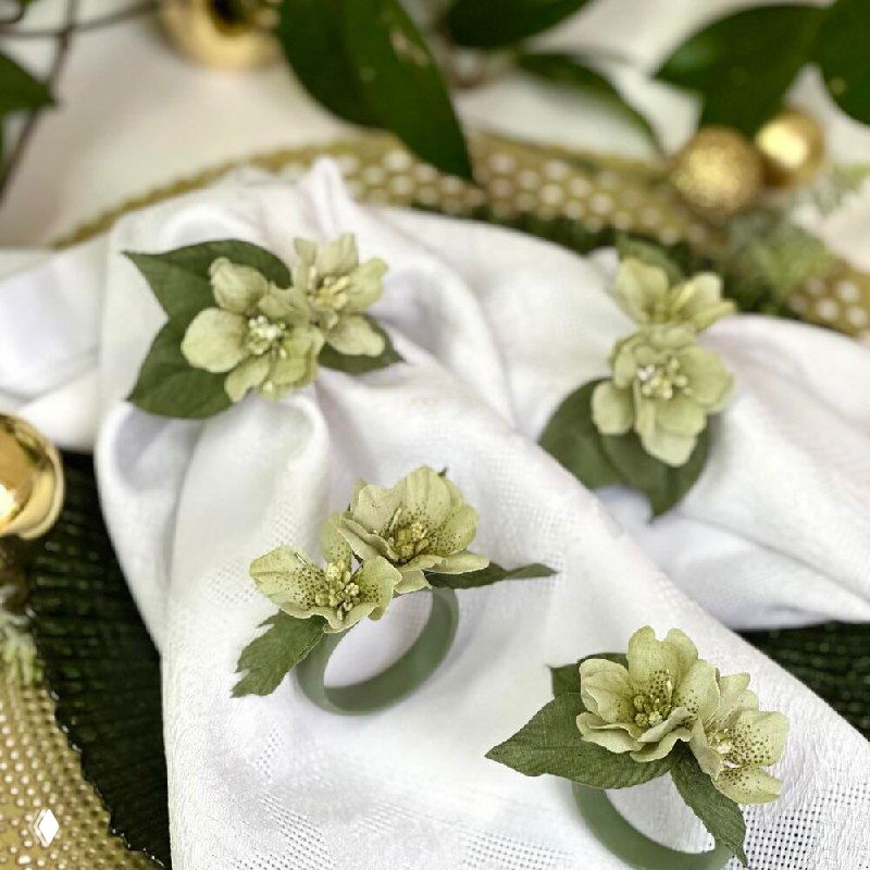 Кашпо с зелёными растениями и декоративная ткань на фоне; фотография частично искажена цифровыми артефактами, видна форма горшка и листьев.