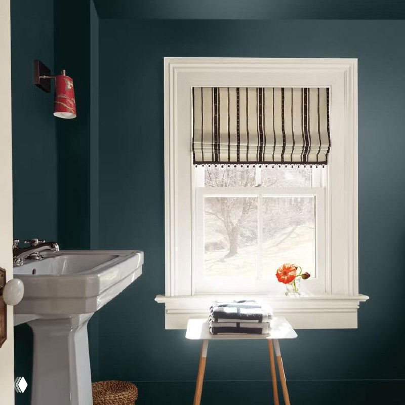 Интерьер мансарды или ванной с наклонными окнами; часть изображения искажена, видна раковина и элементы декора в тёмных и светлых тонах.