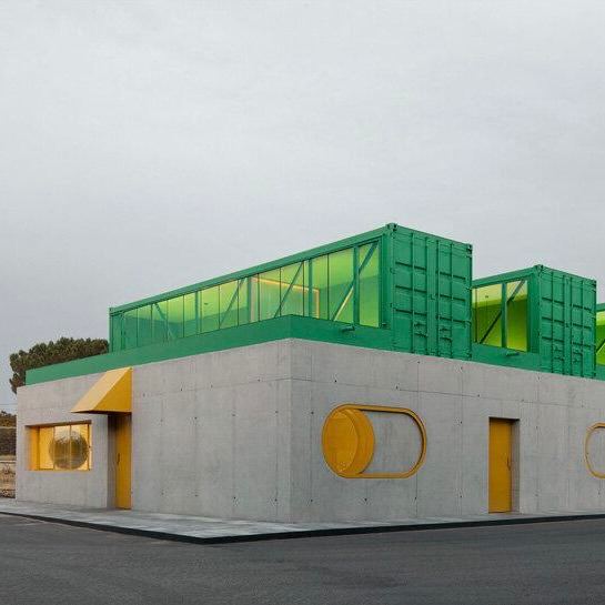 Морские контейнеры и желтые ставни — офис Agrosemillas