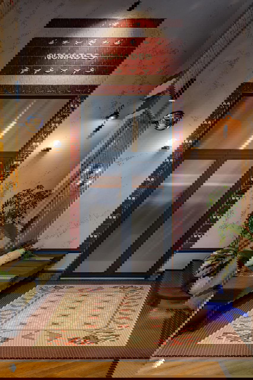 Роспись, цветная плитка: ресторан Nomades в Уфе