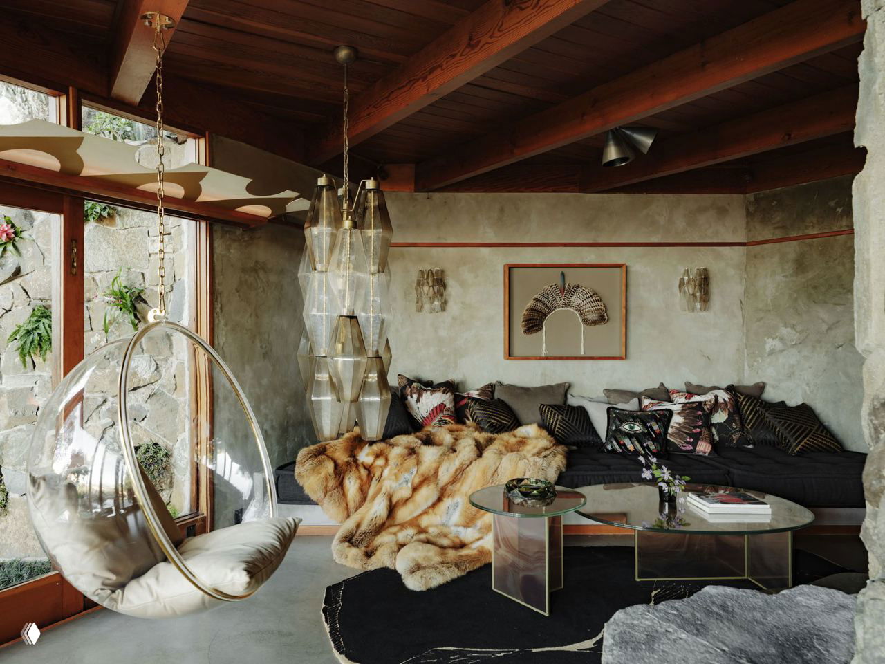 Уютная зона отдыха с прозрачным подвесным креслом, меховым пледом, стеклянными колоннами и большим окном, соединяющим интерьер с природой.