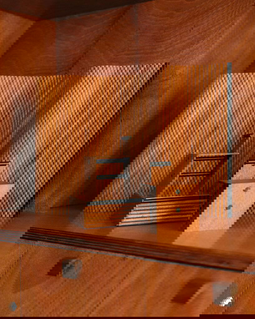 Крупный план деревянной модели мебели и рельефной фанеры: декоративные мини‑объекты и текстура материала, демонстрирующие конструктивные детали проекта.