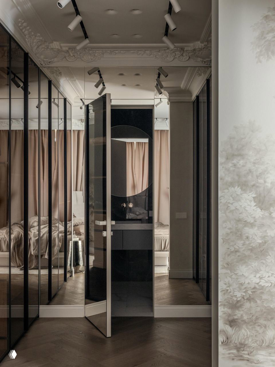 Узкий коридор с зеркальными шкафами: раздвижная стеклянная дверь ведёт в спальню, мягкие занавеси и потолочная лепнина