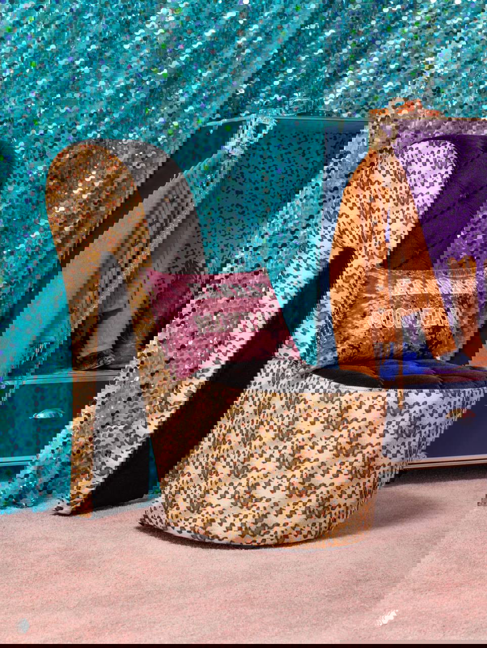 Кресло в форме туфли с леопардовым принтом и бархатной подушкой с надписью «Hannah Montana» — стилизованный элемент реквизита в интерьере дома.