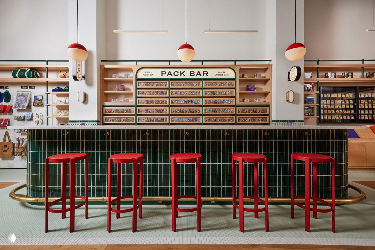 Pack Bar: длинная барная стойка в зелёной плитке с латунной подножкой и рядом красных барных стульев, оформление в стиле современного поп‑ап пространства.