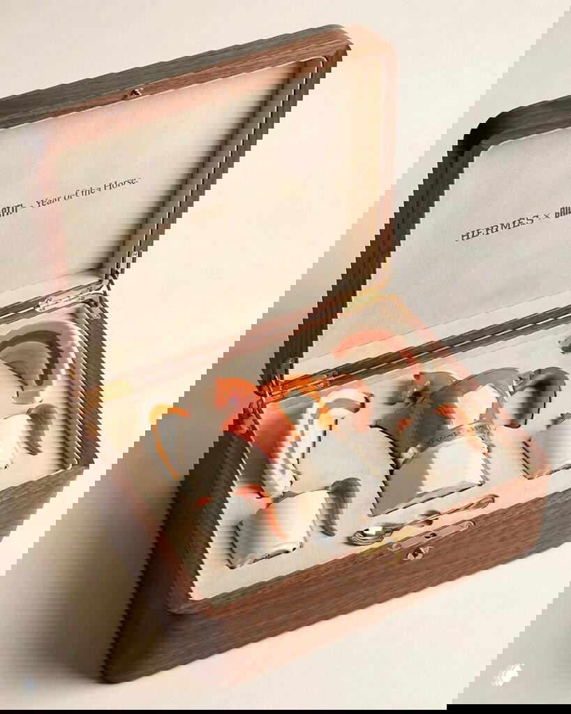 Открытый футляр из орехового дерева с вставками для кофеварки, двух чашек, блюдец и аксессуаров: аккуратная интерьерная упаковка концепта Hermès x Bialetti.