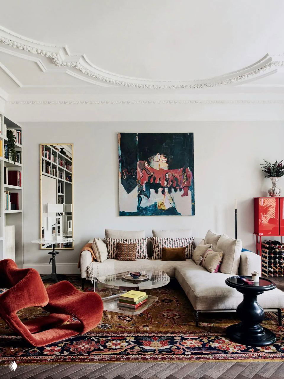 Сдержанная прихожая с тонкой потолочной и стеновой лепниной, белая консоль и выразительный мраморный пол в контрастных прожилках, лаконичная композиция.