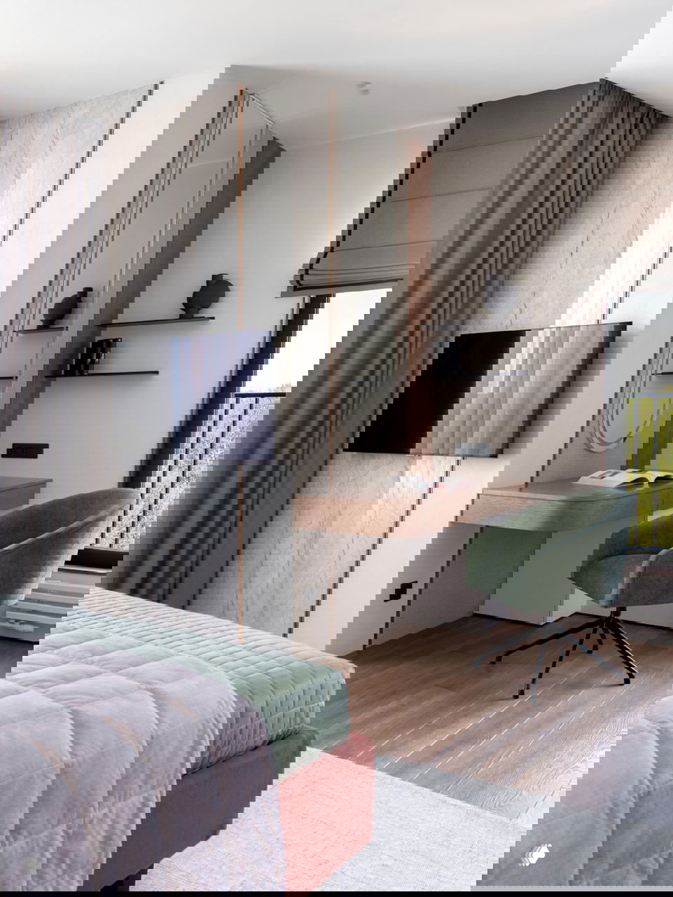 Спальная зона с рабочим местом: кровать, прикроватная тумба и зеркало у столика — сочетание дерева, текстиля и спокойных оттенков в интерьере.