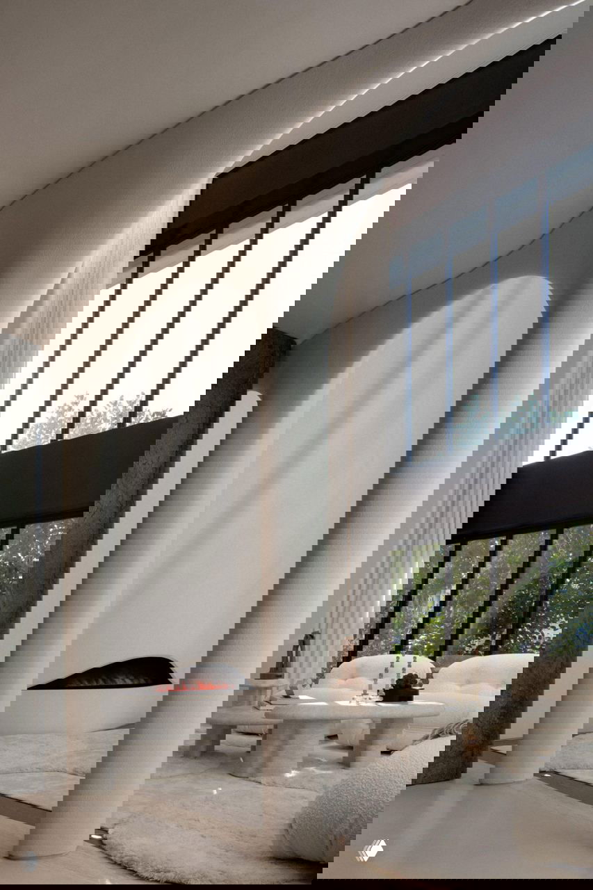 Высокое пространство с колоннами и вытянутыми арками, большой оконный проём впускает свет и подчёркивает масштаб купольного помещения.