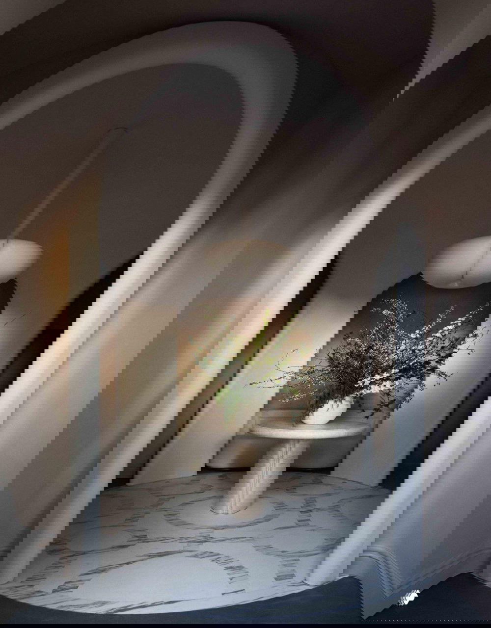 Круговой амбулаторий с центральным столом и вазой цветов, мягкое освещение и монолитная архитектура создают ощущение уединения и спокойствия.