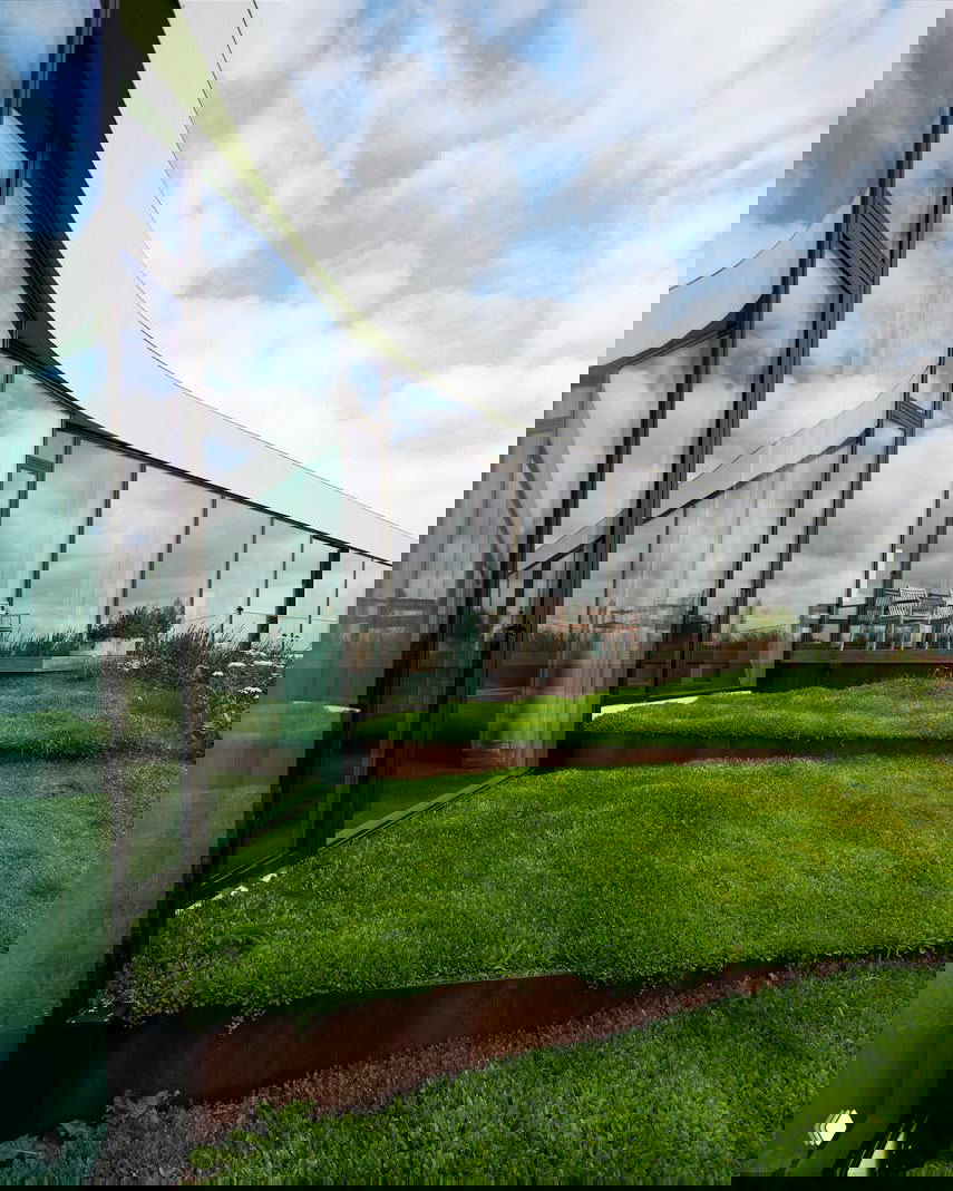 Вилла BIG в Дании: зелёная крыша и коллекция Porsche