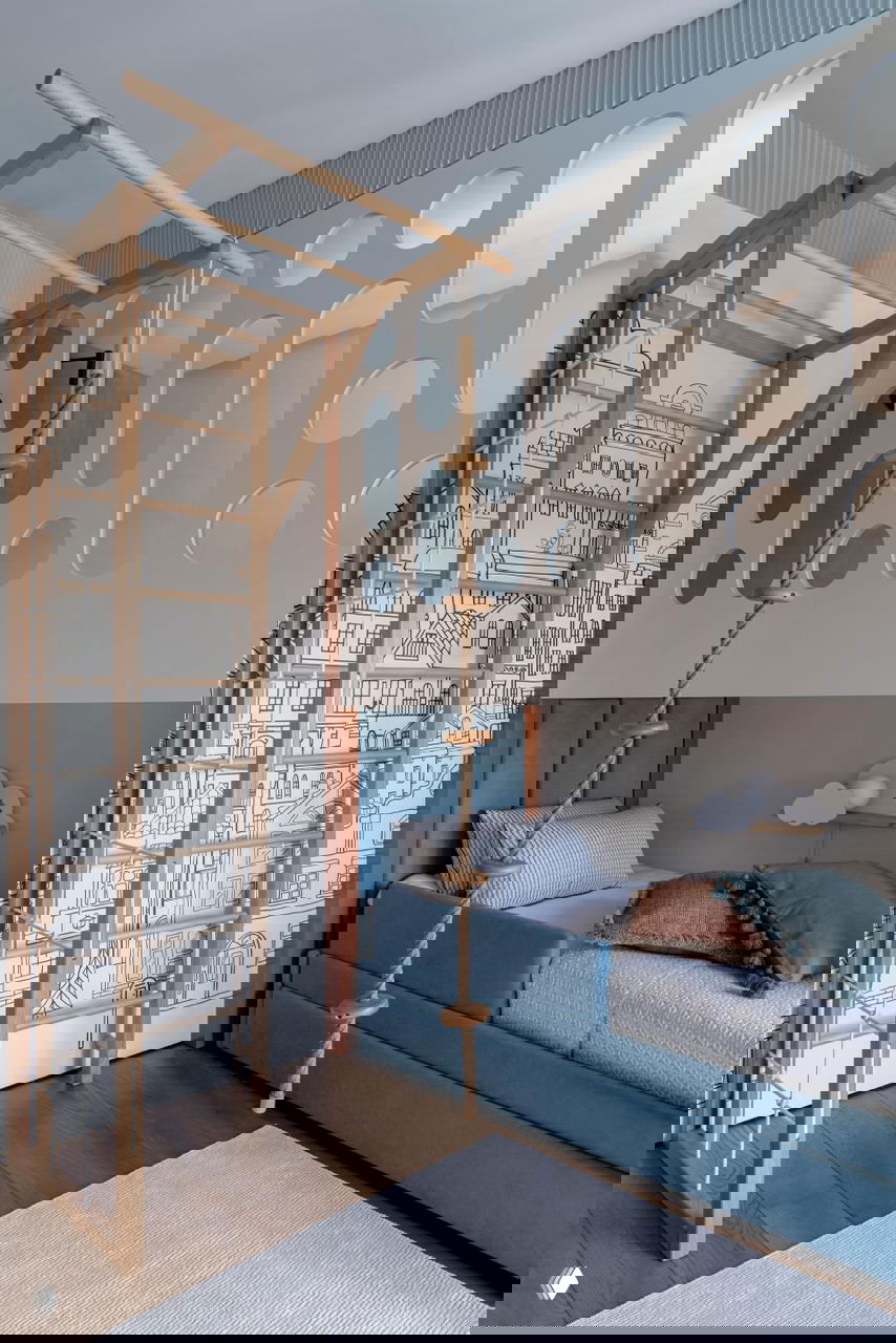 Детская комната с игровой шведской стенкой, двухъярусными площадками и иллюстрацией города на дверях — продуманные зоны для детей в будущем изменяемого интерьера.