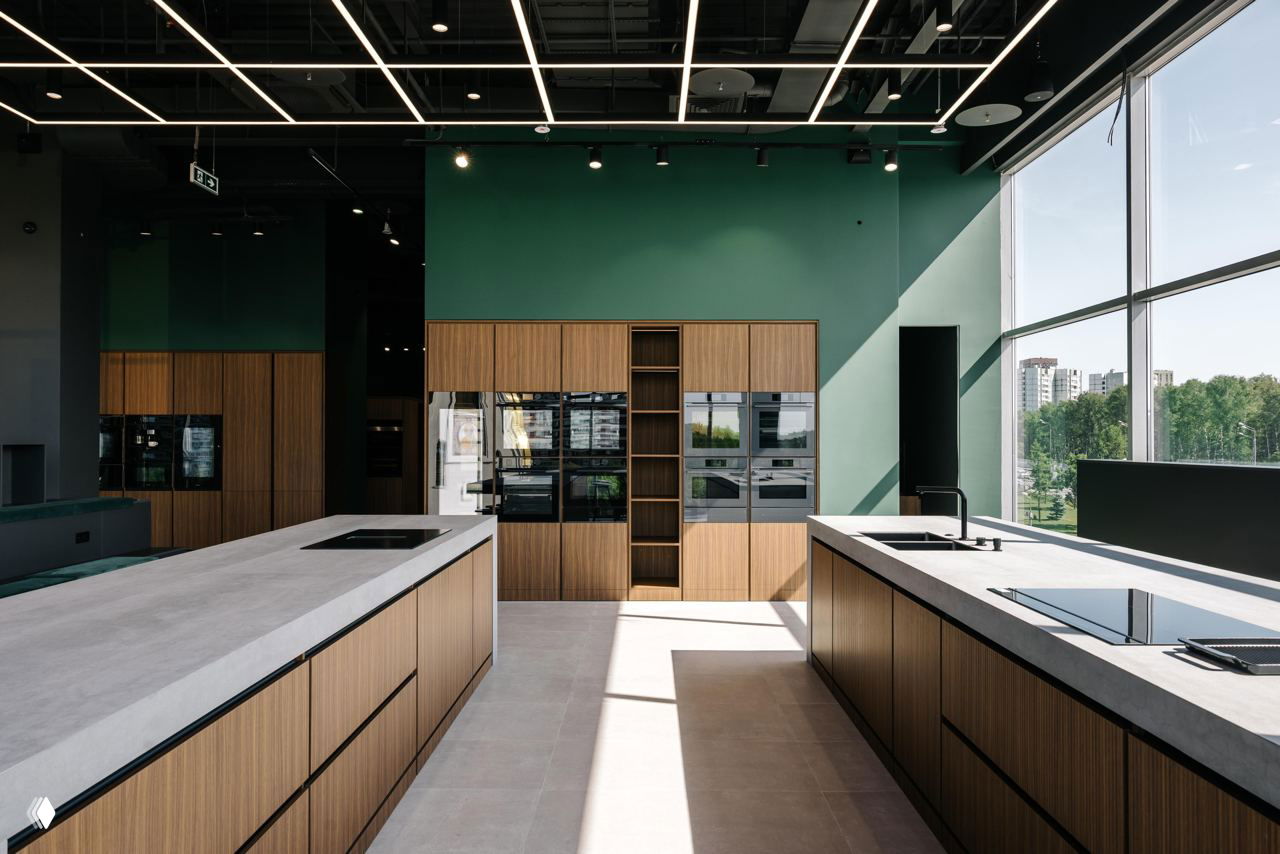 Кулинарная демонстрационная зона шоурума High Level: две островные рабочие поверхности, встраиваемая техника Asko и большие панорамные окна с естественным освещением.