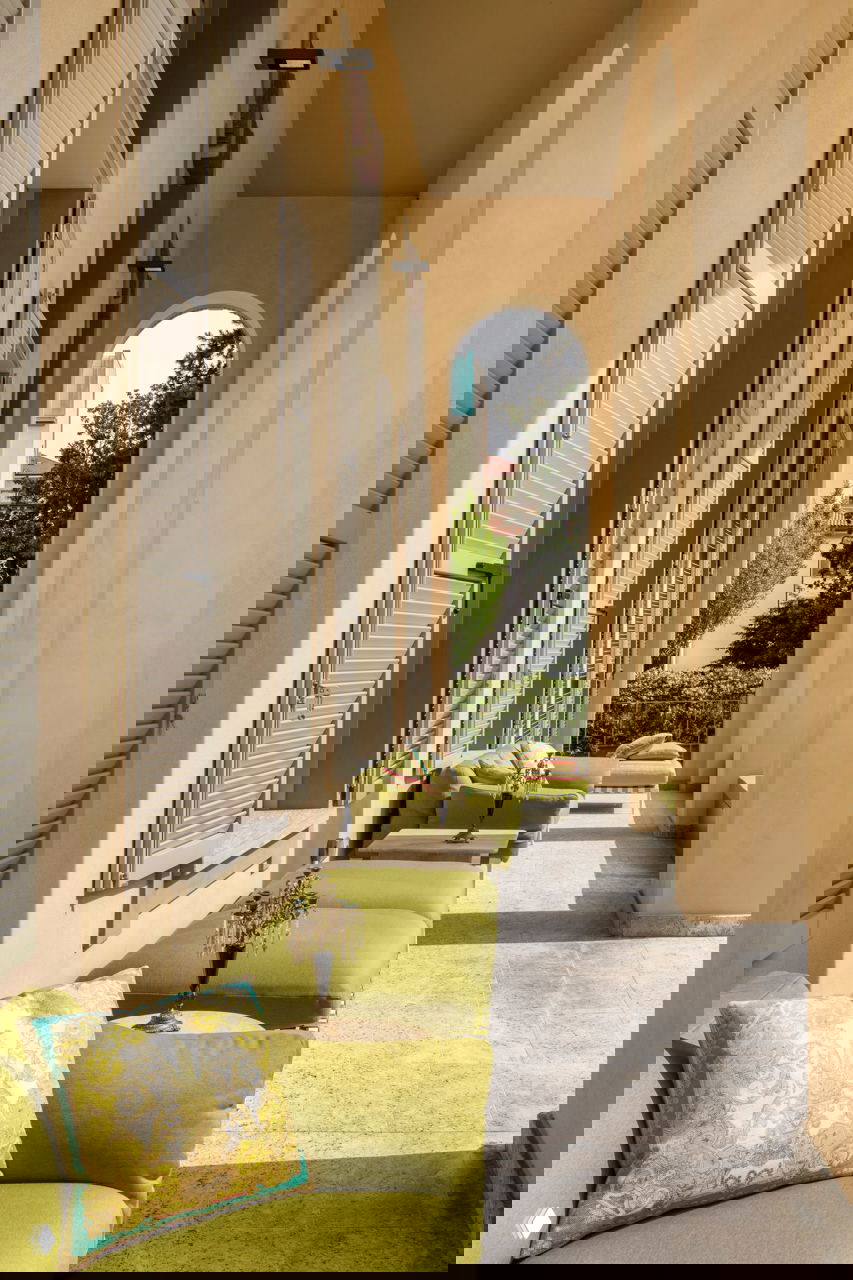 От оливкового до изумрудного: миланская квартира в зеленых тонах