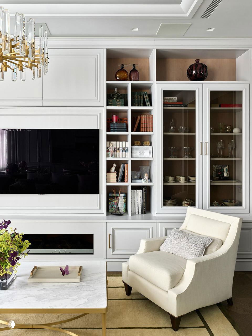 Белый, серый и латунь: квартира 200 м² в центре Москвы