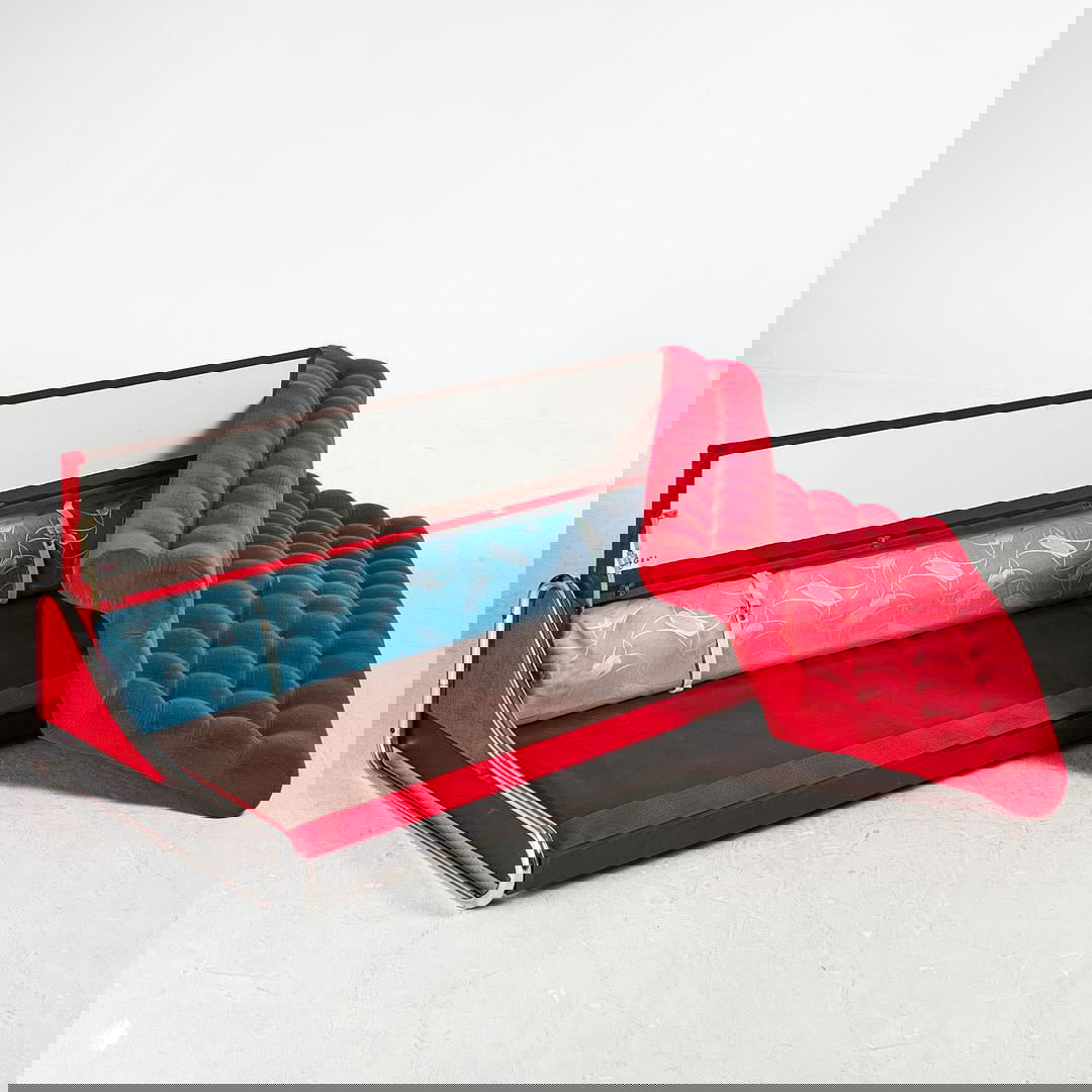 Открытый механизм хранения дивана Impala: откинутая сидушка показывает внутреннюю отделку, рулонный матрас и конструкцию основания, видно пространство для хранения внутри корпуса.