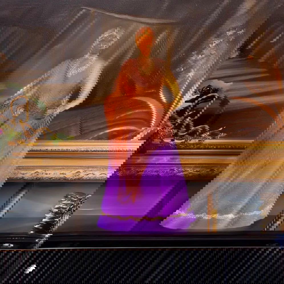 Хрустальная фигурка Рани Падмини по дизайну Поля Бекриша — стеклянная скульптура в индийском костюме на фоне рамы и мебели экспозиции.