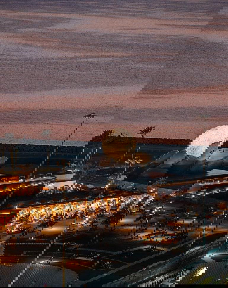 KAWS: 32-метровая инсталляция в Абу-Даби