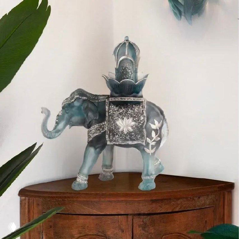 Фрагмент экспозиции с декоративными элементами и стилизованными силуэтами, частично искажённый цифровыми артефактами на фоне деревянной тумбы.