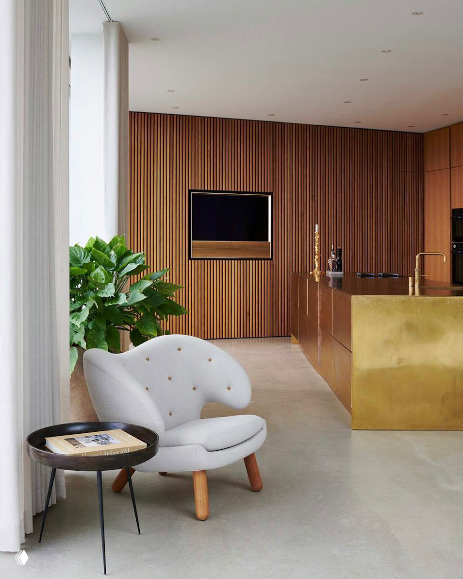 Гараж виллы с рядом спортивных автомобилей Porsche и Ferrari, размещённых вдоль стеклянной стены и выходящих видом на зелёный двор.