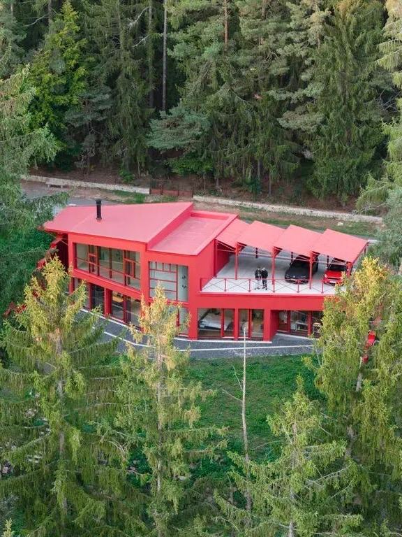 Красный дом в чешском лесу: контраст, металл и асимметрия