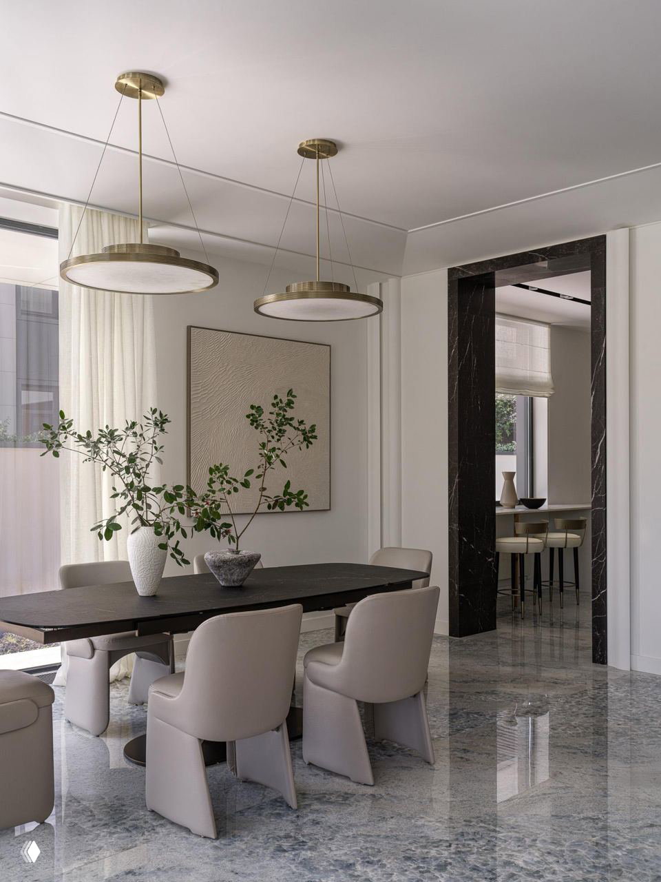 Столовая зона в нейтральной палитре: большой чёрный стол, мягкие серо-бежевые стулья и два подвесных светильника в бронзовой отделке.