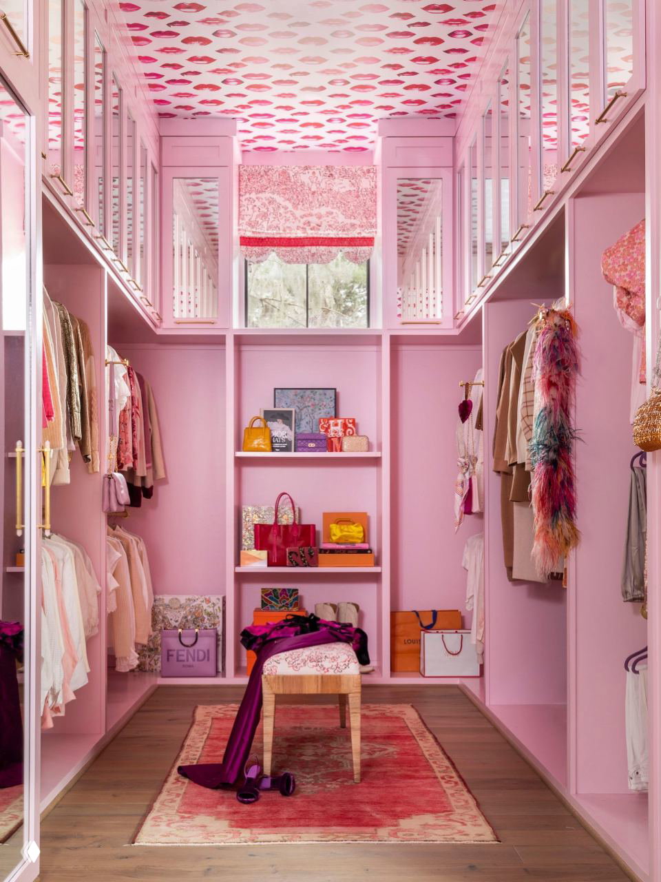 Комфортная зона с цветастым диваном и небольшими креслами, круглый стол для игр и яркие текстильные подушки — семейная пространства дома-праздника.