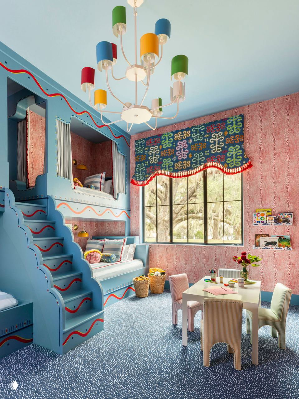 Розовый гардеробный — система хранения с полками для сумок и зеркальными фасадами, интерьер в пастельных и насыщенных розовых тонах с декоративным потолком.