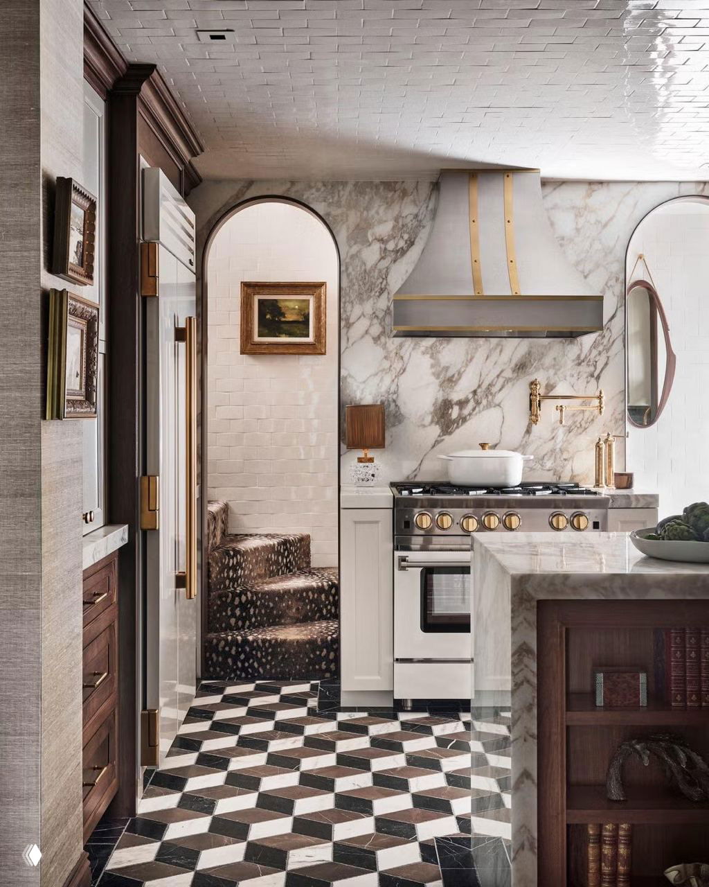 Элегантная кухня с мраморной отделкой и оптически трёхмерной чёрно-белой плиткой на полу, акцент на текстуры и рисунки