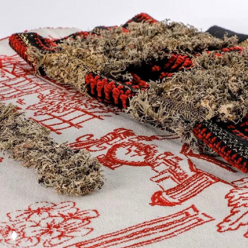 Деталь ткани с ворсистой структурой и рваными нитями, контрастные акценты и текстурные приемы в образцах Heimtextil 2026