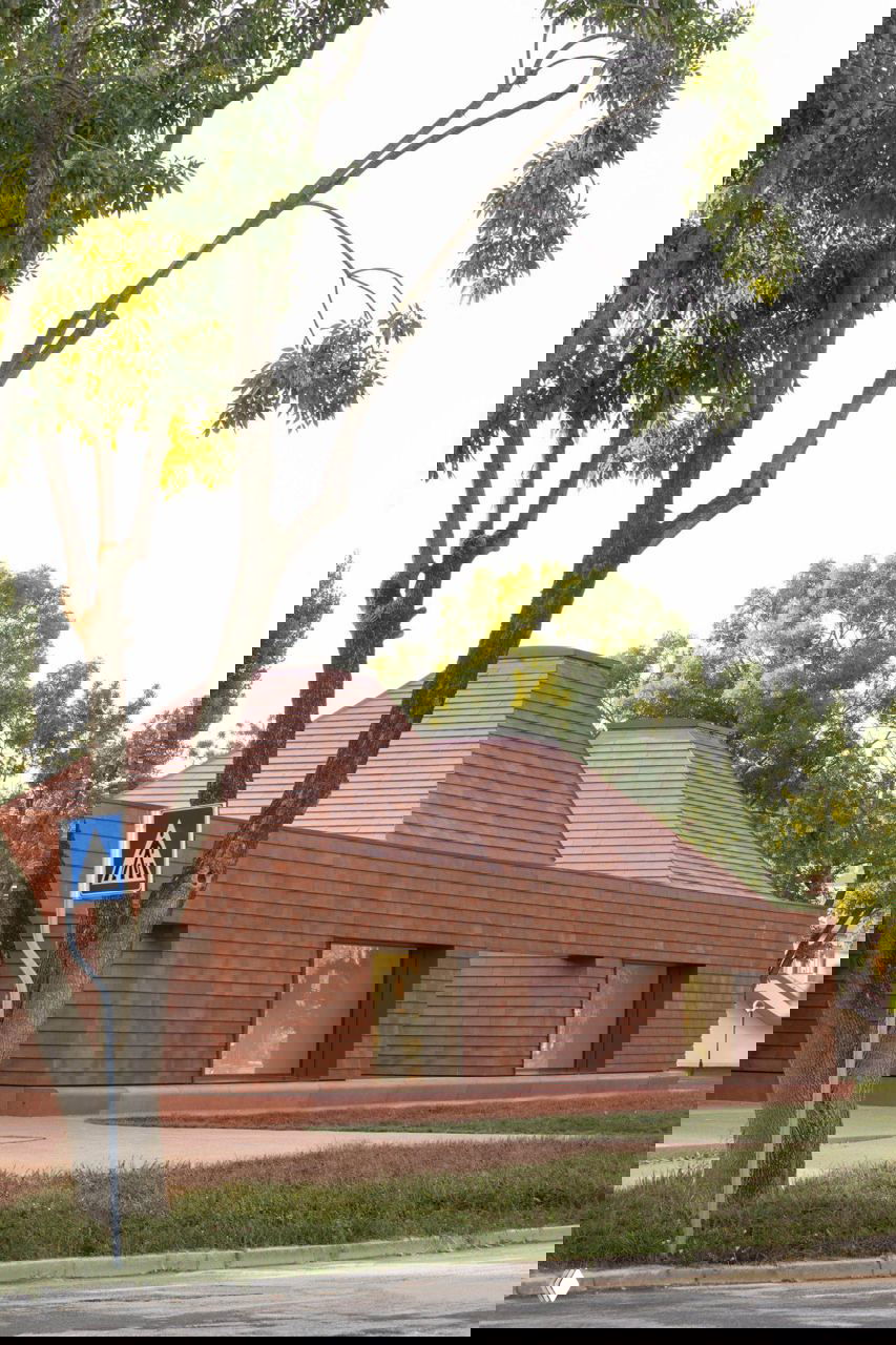 Городок из сказки: терракотовый детский сад в Италии