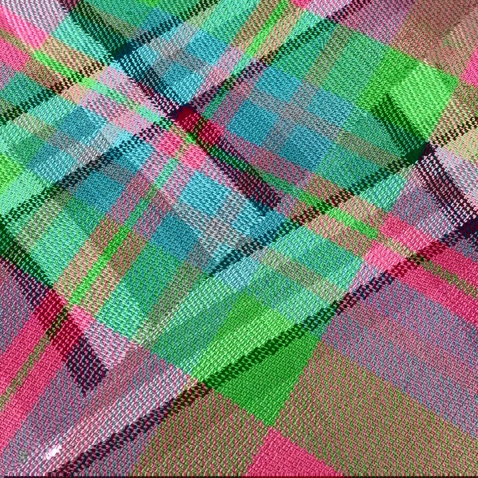 Яркая клетчатая ткань из коллекции Heimtextil: плетёный тартан в зелёно‑розово‑голубой палитре с чёткой фактурой нитей и крупным рисунком