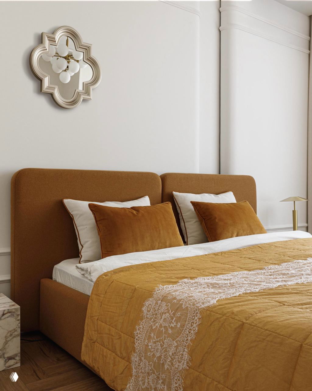 Спальная зона с мягким изголовьем коричнево-терракотового оттенка, текстиль в тёплой палитре и классические молдинги на стене создают уютную атмосферу.
